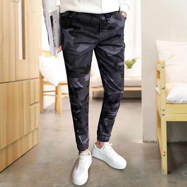 Férfi sportnadrág Karcsú, terepszínű mintás modell