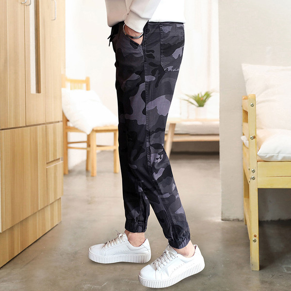 Férfi sportnadrág Karcsú, terepszínű mintás modell