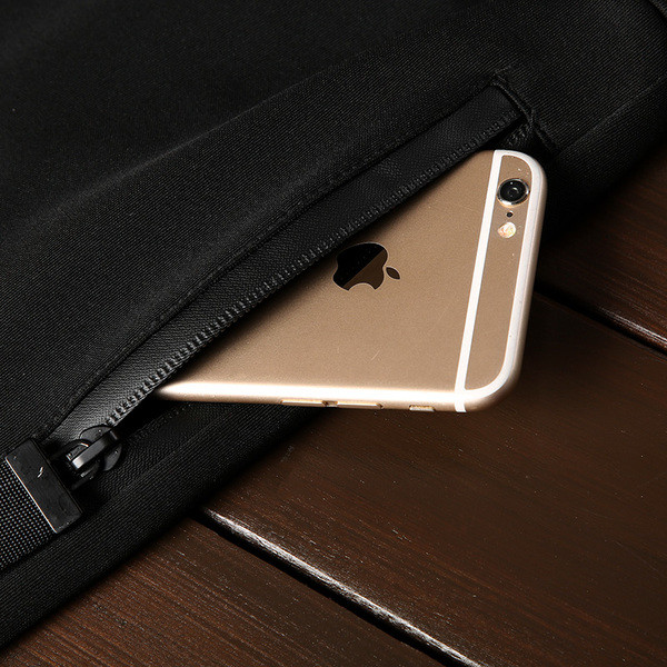 Ανδρική αθλητική ομάδα που περιλαμβάνει μαύρο και άσπρο φούτερ και παντελόνι