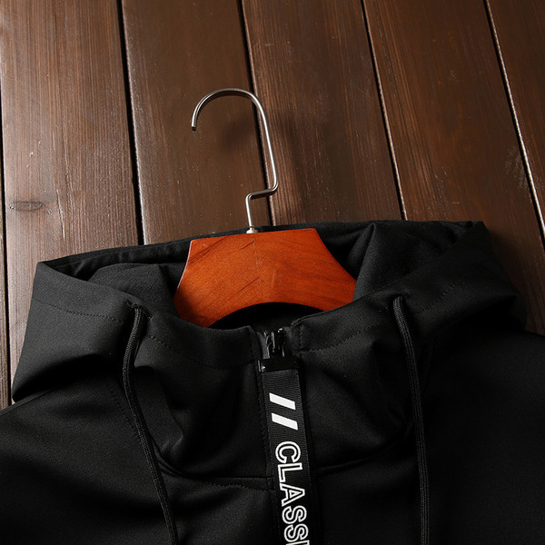 Ανδρική αθλητική ομάδα που περιλαμβάνει μαύρο και άσπρο φούτερ και παντελόνι