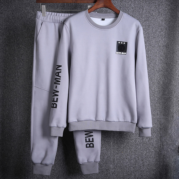 Αθλητικό ανδρικό σετ από δύο μέρη με επιγραφές σε μαύρο και γκρι χρώμα