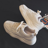 Alkalmi férfi tornacipő fehér színben, magas talppal