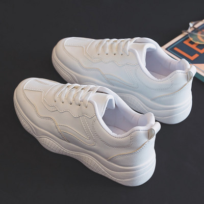 Alkalmi férfi tornacipő fehér színben, magas talppal