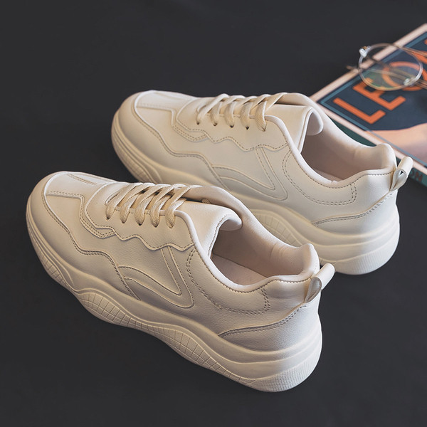 Alkalmi férfi tornacipő fehér színben, magas talppal