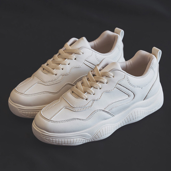 Alkalmi férfi tornacipő fehér színben, magas talppal