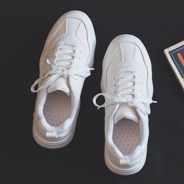 Alkalmi férfi tornacipő fehér színben, magas talppal