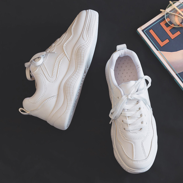 Alkalmi férfi tornacipő fehér színben, magas talppal