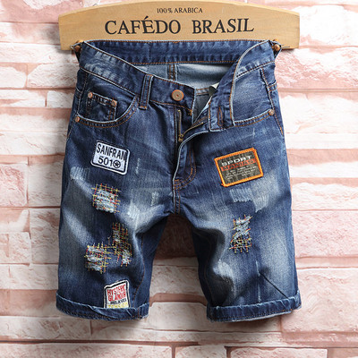 Modern férfi farmer rövidnadrág emblémákkal