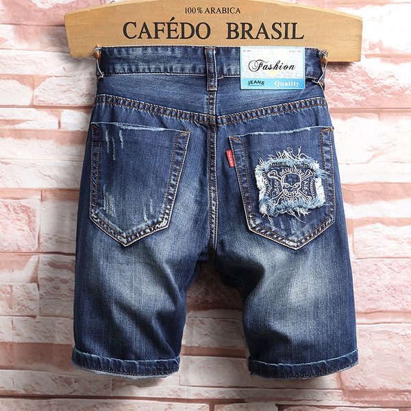 Modern férfi farmer rövidnadrág emblémákkal