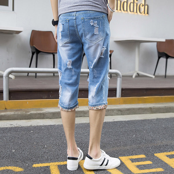 Μοντέρνα τζιν σορτς με σχισμένα μοτίβα