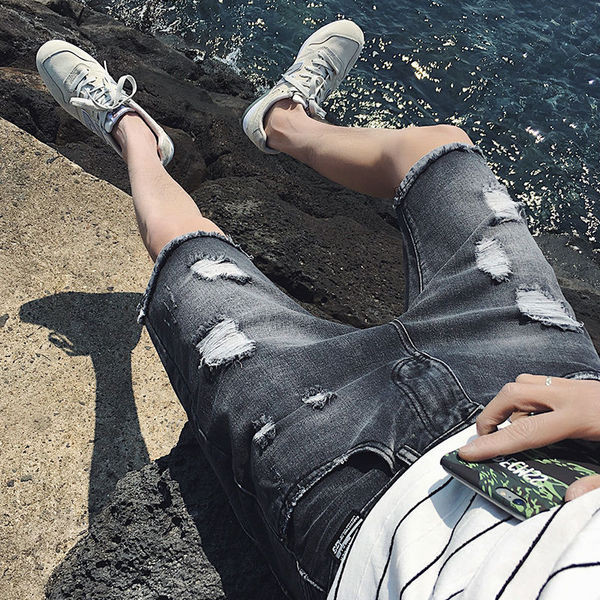 Lezser férfi rövidnadrág szakadt motívumokkal