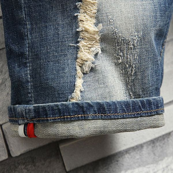 Férfi alkalmi rövidnadrág szakadt motívumokkal