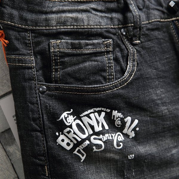 Κομψά παντελόνια κοντομάνικου τζιν με μαύρη επιγραφή