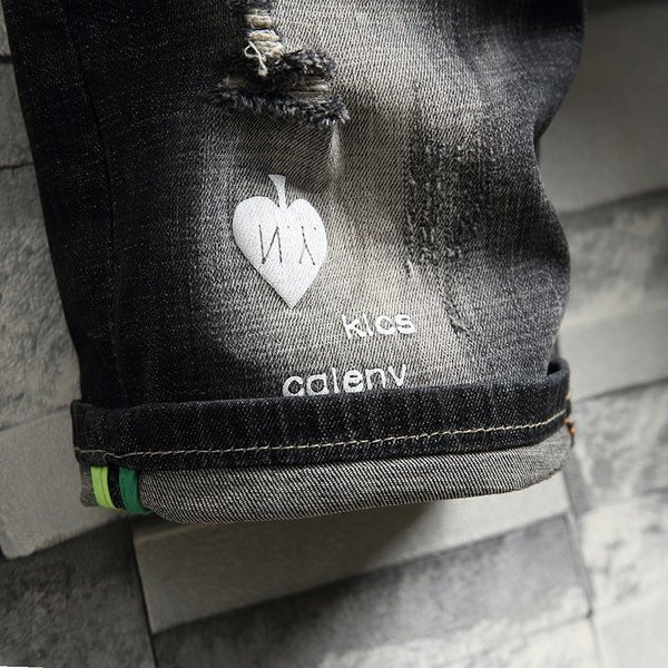 Κομψά παντελόνια κοντομάνικου τζιν με μαύρη επιγραφή