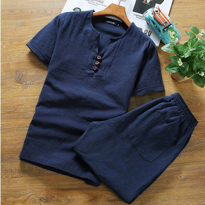 Hétköznapi férfi szett, amely egy pólót és rövidnadrágot tartalmaz több színben