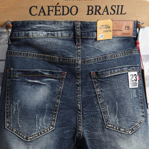 Férfi modern rövid farmernadrág szakadt motívumokkal