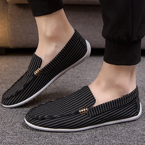 Férfi modern csíkos mokaszin fekete-fehér színben