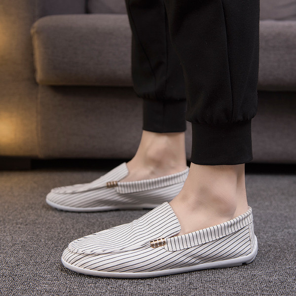 Férfi modern csíkos mokaszin fekete-fehér színben