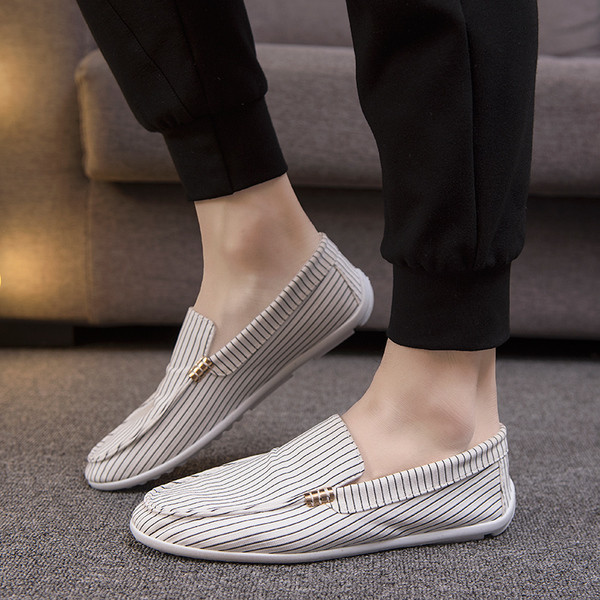 Férfi modern csíkos mokaszin fekete-fehér színben