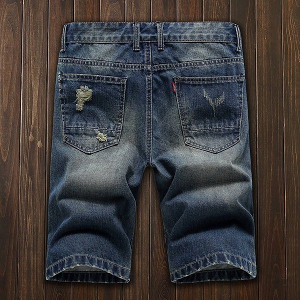 Modern férfi rövid farmernadrág kék színben, szakadt motívumokkal