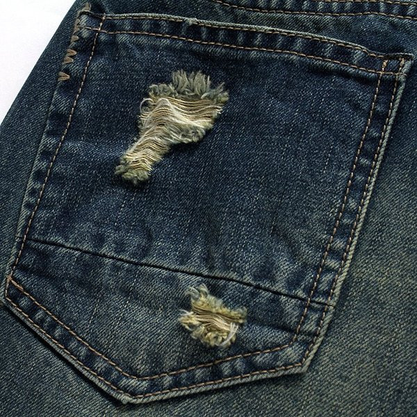 Modern férfi rövid farmernadrág kék színben, szakadt motívumokkal