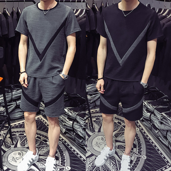 Set casual pentru bărbați care include un tricou și pantaloni scurți în două modele