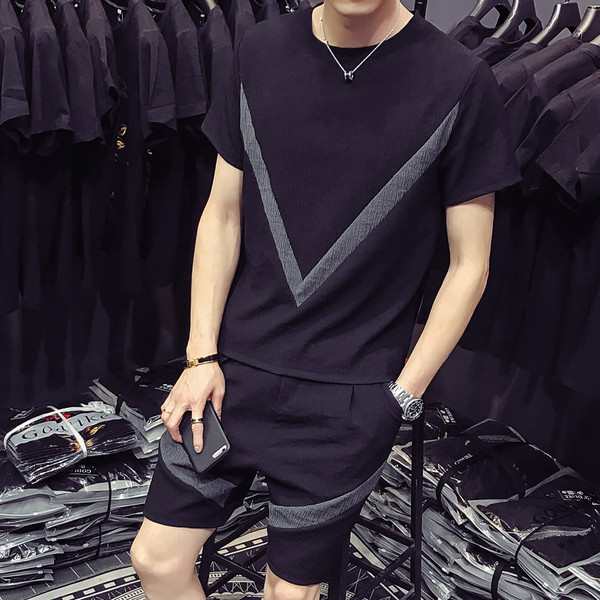 Set casual pentru bărbați care include un tricou și pantaloni scurți în două modele