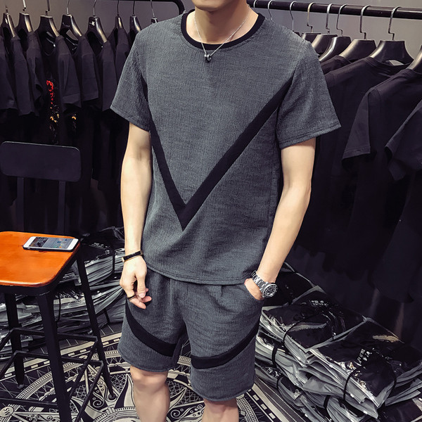 Set casual pentru bărbați care include un tricou și pantaloni scurți în două modele