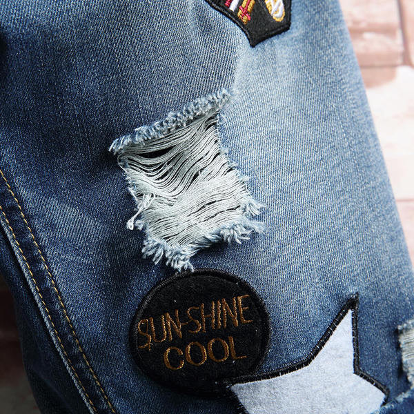 Alkalmi férfi rövid farmernadrág kék emblémákkal