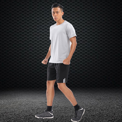 Férfi kétrészes sport szett, amely egy pólót és rövidnadrágot tartalmaz, több színben