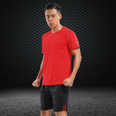 Férfi kétrészes sport szett, amely egy pólót és rövidnadrágot tartalmaz, több színben