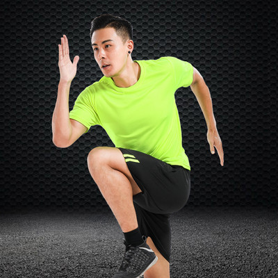 Férfi kétrészes sport szett, amely egy pólót és rövidnadrágot tartalmaz, több színben