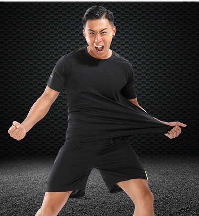 Férfi kétrészes sport szett, amely egy pólót és rövidnadrágot tartalmaz, több színben