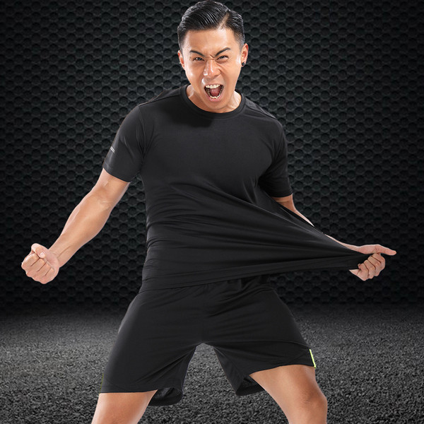 Férfi kétrészes sport szett, amely egy pólót és rövidnadrágot tartalmaz, több színben