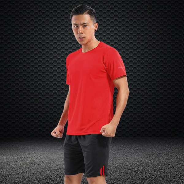 Férfi kétrészes sport szett, amely egy pólót és rövidnadrágot tartalmaz, több színben