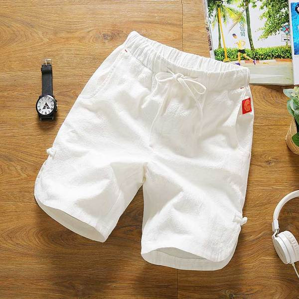 A divatos férfi rövidnadrágok többféle színben, nyakkendővel