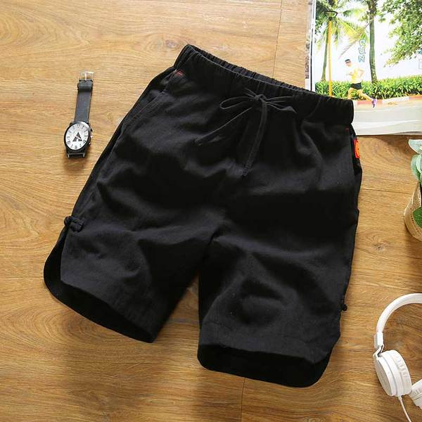 A divatos férfi rövidnadrágok többféle színben, nyakkendővel