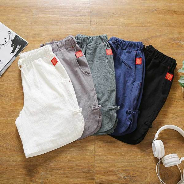 A divatos férfi rövidnadrágok többféle színben, nyakkendővel