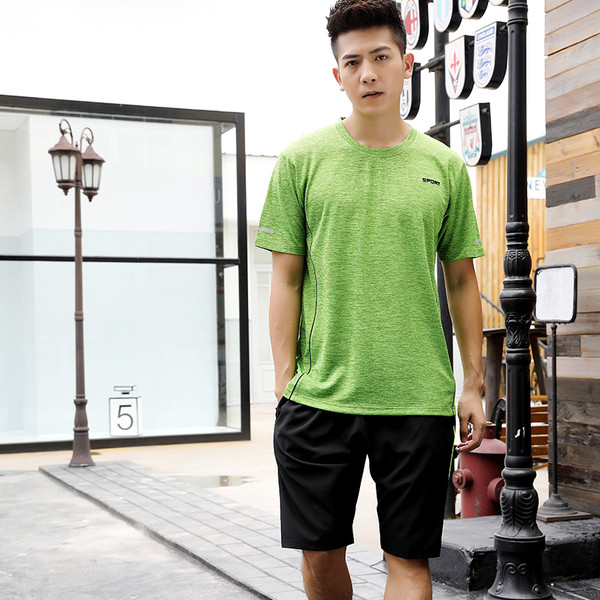 Спортно-ежедневен мъжки комплект включващ тениска и къси панталони в няколко цвята