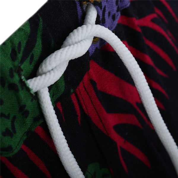 Modern férfi rövidnadrág nyakkendővel