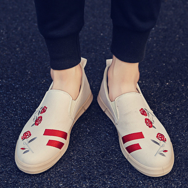 Alkalmi mokaszinok férfiaknak több színben hímzéssel