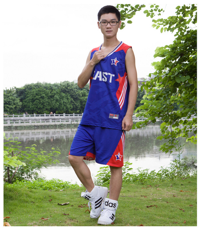 Αθλητικό σετ ανδρών που περιλαμβάνει jingle και σορτς σε κόκκινο και μπλε χρώμα