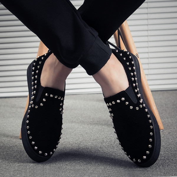 Mocasini stilați pentru bărbați cu decor metalic în negru și roșu