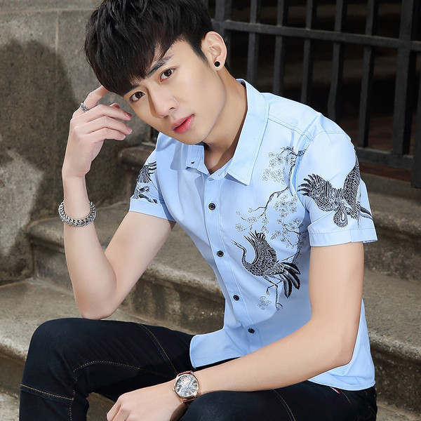 Cămașă de bărbați actuală cu aplicație în trei culori