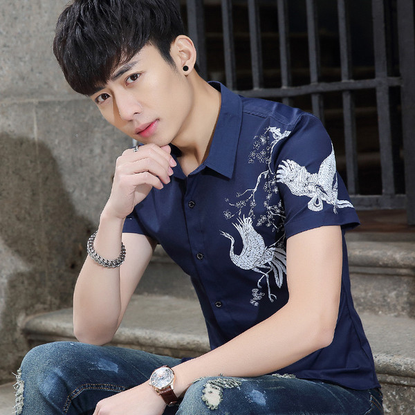 Cămașă de bărbați actuală cu aplicație în trei culori