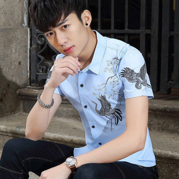 Cămașă de bărbați actuală cu aplicație în trei culori