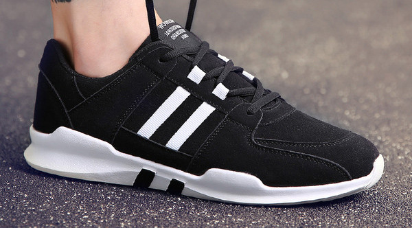 Sportcipők új modellje színes szegéllyel