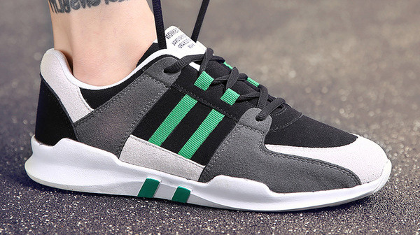 Sportcipők új modellje színes szegéllyel