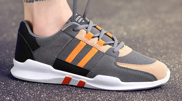 Sportcipők új modellje színes szegéllyel