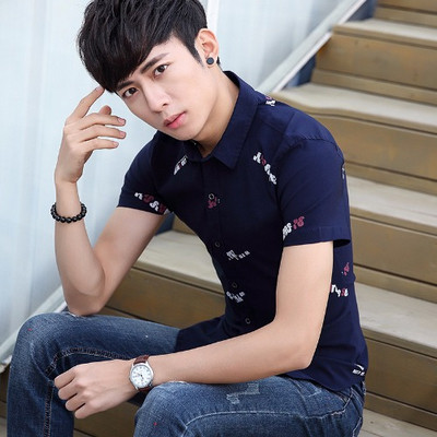 Cămașă stilată pentru bărbați, cu mâneci scurte și inscripții în două culori